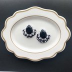 作品黒チェック　雫型ビジューの刺繍ピアス