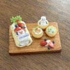 作品1/12 ミニチュアケーキ　いちごのロールケーキ　カップケーキ　クリスマス