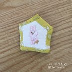 作品ラクガキブローチ「腰かけうさぎ」【手刺繍】