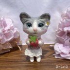 作品いちごを抱える猫　羊毛フェルト　ハンドメイド