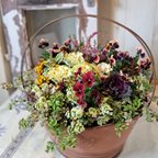 作品臙脂色のビオラと葉牡丹の華やか花籠ギャザリング