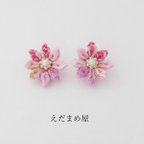 作品桜色ちりめんお花のつまみ細工のイヤリング／ピアス