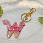 作品【ハンドメイド】イニシャル  『W』  キーホルダー　砂浜　水面　レジン　貝殻　カラーシェル