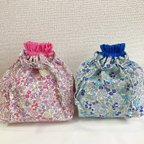 作品【選べる2色】きんちゃく袋　お弁当袋　フリル口　小花柄　ピンク　ブルー