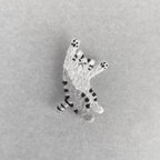 作品猫の刺繍ブローチ  バンザイ寝・しましまグレー    Embroidery brooch  Cat