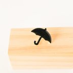 作品『小さな傘のブローチ　②ブラック』夏　雨