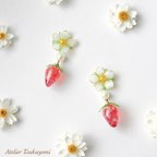 作品花咲く宝石いちごの揺れるピアス イヤリング ディップアート spring