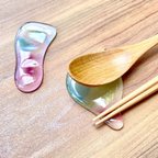 作品「虹の雫」（2個セット）虹色滴型のガラスの箸置き　カトラリーレスト　食器　ガラス工芸　箸　スプーン　フォーク