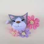 作品ハチワレ招き猫とお花のブローチ　ちりめん　つまみ細工　ネコ　プレゼント　フラワー