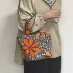 作品【アフリカ布】ころっと可愛い小型トートバッグ＊オレンジとベージュの花＊華やかでお上品✨