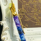 作品紫陽花色の夜空のオルゴナイトボールペン　蓄光満月version(ウランガラス付き) 魔法使いの杖　羽根ペン琉球ガラス、歯車、天然石のオリジナルボールペン