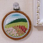 作品丘のお花畑　刺繍ミニタペストリー