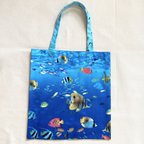 作品海の中のトートバッグ　熱帯魚　スカイブルーB柄