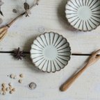 作品菊豆皿　やさしい雰囲気の白マット系