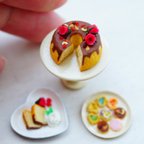 作品【ミニチュア】バラとチョコレートのふわふわシフォンケーキ