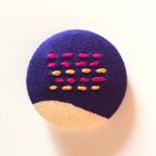作品手刺繍くるみボタン/紫,ベージュステッチ(マグネット.ブローチ可)