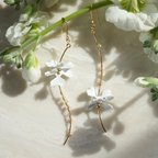 作品white flower & baroque pearl wave earrings