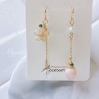 作品≪受注製作≫いちご ゆらゆらピアス strawberry＆flower レジン／ライトピンク（イヤリング　オプションで変更可）