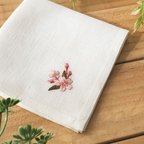 作品蝦夷の山桜｜手刺繍＆手仕立てのソフトリネンハンカチ