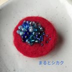 作品ブローチ 【真紅のサークル】フエルト　ビーズ 刺繍