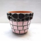 作品ブラック玉石をラインにしたピンクモザイクの植木鉢（T-048）