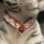 作品[お好きなチャームが選べる 寄付付き猫さん首輪　ポップな赤い花　ゴールドタイプ