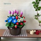 作品💜粘土の花〓mini苺&チューリップ＊ネモフィラ♪フラワーミックス【麻布/ギンガムチェック紙付】🍓茶色花器【現品限り】🩵