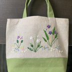 作品すみれ刺繍とタンポポ綿毛刺繍のトートバッグ