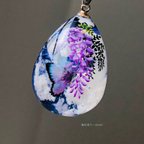 作品タンザナイト色の夜空に藤の花とピンクモルフォ蝶　雲レジンオルゴナイト　蓄光ネックレス