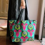 作品大きめ派手柄トートバッグ【アフリカンプリント紋章ピンクグリーン】🌹内ポケット6個で便利☺️ショルダーカン、キーリング付き☺️