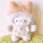 作品＊おすわりできる・ハチワレねこのぬいぐるみ＊ ここたん（ベージュ＆アイボリー）〜癒しのほんわか顔〜  首かざり＆エプロン付