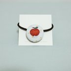 作品フレッシュりんごの刺繍くるみボタンのヘアゴム