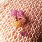 作品ヴィオラの刺繍ブローチ