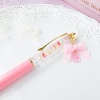 作品ラスト１点💓【４月までの限定販売♡】リボンと桜のチャーム付き♡文字入れ可♡ 桜色のお花を使ったキラキラハーバリウムボールペン♡ お花見　さくら　文字入れ無料　ボールペン　