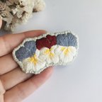 作品刺繍の髪飾り（青赤パンジー）