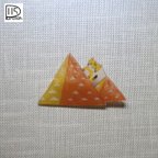 作品ピラミッドに隠れているスナネコのブローチ