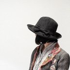 作品ブリム（つば・ひさし）の長い大人の女性のための冬のキャペリーヌーリボンキャペリーヌ（秋冬の帽子　レディース帽子　サイズ調整OK　PL1539BW)