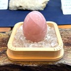 作品エッグ型ローズクォーツ原石♪卵のように優しく包んであげてください^^癒しの空間をもたらしてくれる天然石 １０１ｇ ギフト