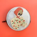 作品刺繍イラストのプリントミニケース【負けない赤ずきん！リリー】