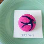 作品刺繍ブローチ「よつ葉を見つけたツバメさん」くるみボタン