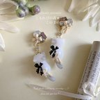 作品【ダブルリボンにゃんこ𓍯ピアス/イヤリング-ベージュ-】ハンドメイド　アクセサリー　猫　ねこ　動物　アニマル　レジン　ビジュー　キラキラ　春夏　秋冬　大人可愛い　おしゃれ　個性的　ガーリー　