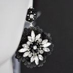 作品【ノワール】　黒い花とクリスタル　大ぶりのブライダルイヤリング