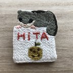 作品ヤマネと日田梨の箱の刺繍ブローチ