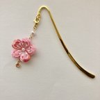 作品【うららかな春に＊ちりめん細工の桜の花＊ブックマーカー】ブックマーカー　しおり　しおりブックマーカー　桜の花　花　花モチーフ　つまみ細工　春のつまみ細工　　　　おしゃれ　手作り　帯飾り