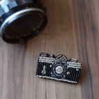 作品カメラモチーフのビーズ刺繍ブローチ【C】