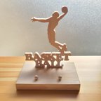 作品『バスケットボール２』木製スマホスタンド