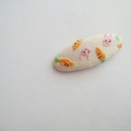 作品うさぎとにんじんの刺繍パッチンピン