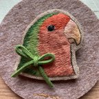 作品コザクラインコちゃんBの刺繍ブローチ