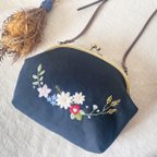 作品【即納】お花畑のショルダーバッグ〈ブラック〉　～手刺繍のがま口バッグ～