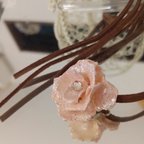 作品パールベージュの薔薇のチョーカー